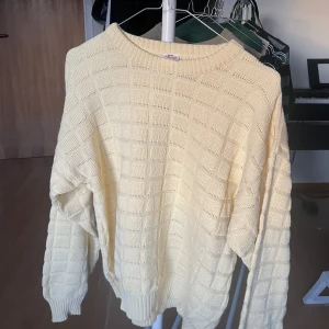 Stickad tröja - Jättesöt retro ljusgul stickad tröja perfekt till sommaren! Tröjan är i väldigt bra skick och är knappt använd. 💕