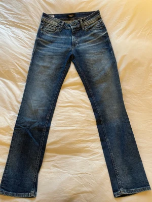 Jeans  - Säljer mina Jack and Jones jeans då dom är för små för mig. Jätte fint skick 9/10. Storlek 29/32. Skriv vid funderingar!! 