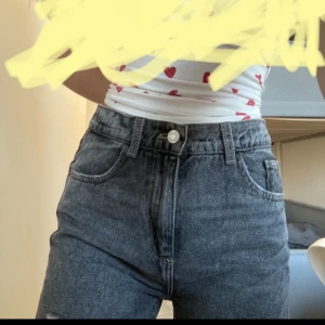 ZARA JEANS 65kr⚠️ - Väldigt bekväma och sköna jeans från zara. 