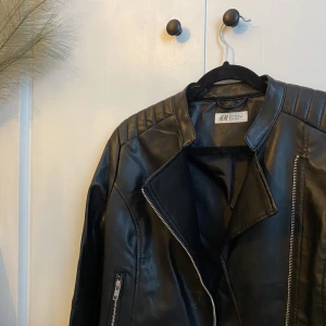 skinnjacka - assnygg skinnjacka som är helt oanvänd, så snyggt nu till våren ☁️ strl 170, passar xs eller en liten s  150kr + frakt 🩵 (tar gärna emot prisförslag)