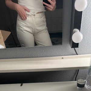 Beiga jeans från bikbok  - Säljer dessa beiga jeans från Bikbok. Köpt från en annan tjej här på Plick men jeansen var inte riktigt min stil. Stl M