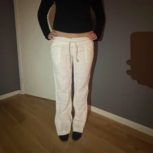 Lågmidjade linnebyxor från Roxy  - Dessa super snygga lågmidjade linne byxorna ifrån Roxy!❤️❤️😍(de är ostyrkta, så där av skrynkliga)