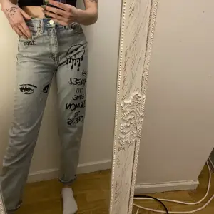 fina jeans som jag målat på själv, de är i fint skick, andra bilden visar mer vad som är på✨