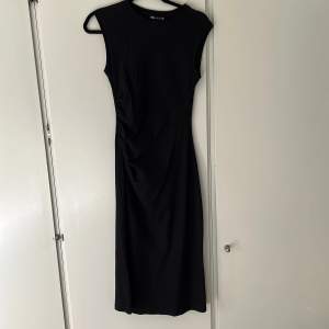 Långklänning från Zara i storlek S. Använd 1 gång.  Köparen står för frakten.