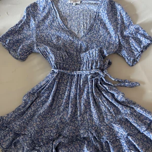 Klänning - Jättegullig kort klänning från pull & bear. Den är använd men fortfarande i bra skick. Passar perfekt till sommaren  Köps den inte innan 27/4 slängs den