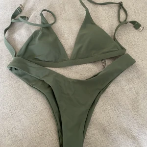 Olivgrönt bikiniset -  Olivgrönt bikiniset från Shein också i nyskick. Inget att anmärka på. Har hygienlapp kvar. Storlek S. 