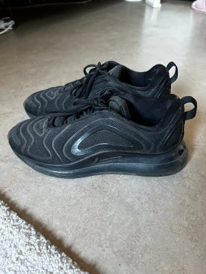 Nike air Max 720 - De är använda men i gott skick. Kommmer tvätta de innan jag postar iväg de!  Köps de inte innan 27/4 slängs de
