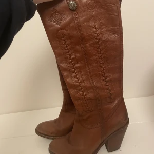 Cowboy boots  - Har nu bestämt mig för att sälja mina älskade cowboy boost då dem inte kommer till den användningen som borde 🔥köpte dem för 550kr på en vintage butik i Köpenhamn🙏🏼 super sköna och svin snygga nu till sommaren 🤟🏻☀️💗köparen står för frakt!!