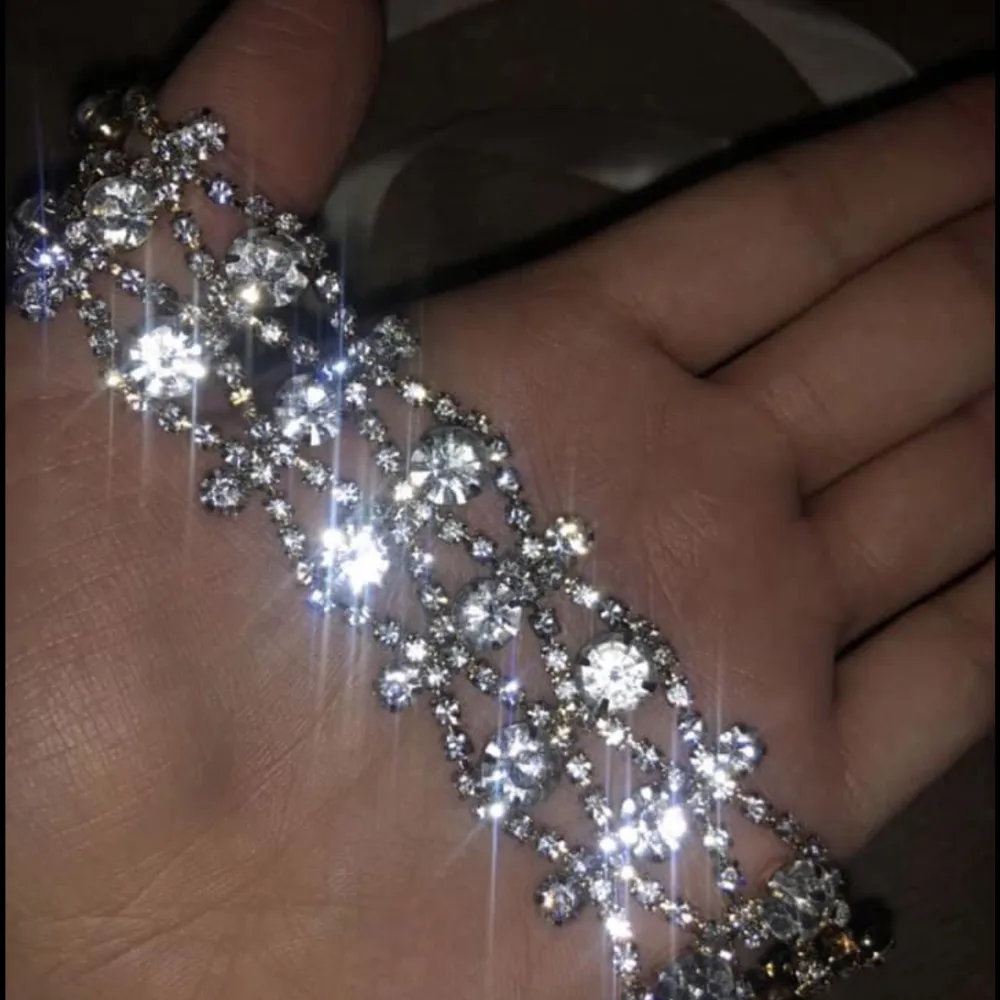 Strass bälte. Väldigt vacker när man bär den med klänningar.. Accessoarer.