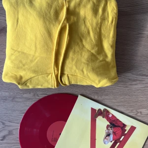 Gul hoodie  - Stark gul färg på en kortare modell på en hoodie, inte använt särskilt ofta typ som ny. Den har en stor luva som är svinmysig💛✨