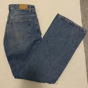 Snygga jeans som är i nyskick förutom trådarna vid hålen vid knäna! Storlek S & ganska långa, passar de över 170! Nypris: 300kr