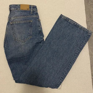 Snygga jeans - Snygga jeans som är i nyskick förutom trådarna vid hålen vid knäna! Storlek S & ganska långa, passar de över 170! Nypris: 300kr