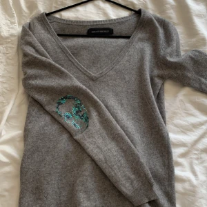 Kasmirtröja från zadig Voltaire  - Så snygg och skön kashmirtröja från zadig&Voltaire, jättecoola döskallar på armbågarna med alla stenar kvar! 