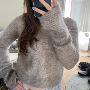 Stickad tröja - Så så så fin ljusbrun stickad tröja från H&M! Den har så bra passform och slits längst ner på armen. Perfekt till våren med en kjol!💞