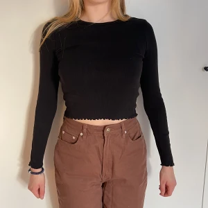 Svart långärmad med öppen rygg - Svart, ribbad, långärmad med öppen rygg. Modellen bär vanligtvis storlek S och är 168cm lång. Väldigt bra skick!