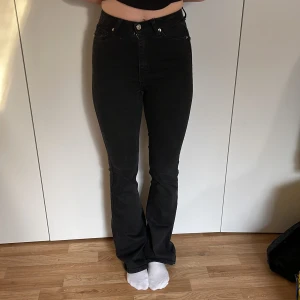 Svarta bootcut-jeans  - Svarta bootcut-jeans. Storlek 34. NA-KD. Lite urtvättade men annars väldigt bra skick! Modelllen är 168cm och bär vanligtvis storlek 36, men Jensen funkar för båda! 