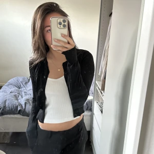 zara kofta  - jättefin svart kofta från zara i stl s!🤍