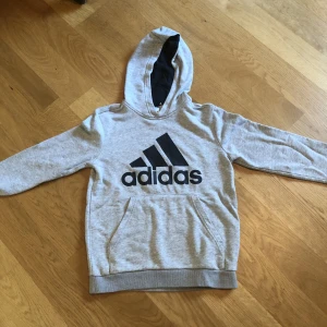 Adidas hoodi - Det är min gamla Adidas hoodi. Den är för liten för mig