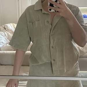 Frotté set från H&M - Set med topp och shorts i frotté.  Använd ett fåtal gånger förra sommaren, inga synliga tecken på användning🍀