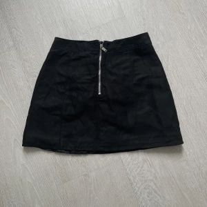 Kjol - Svart kjol från H&M väl använd men i väldigt bra skick. 