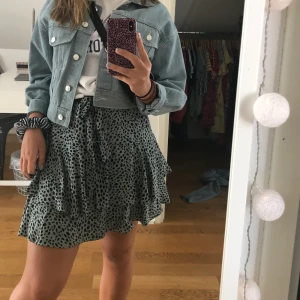 Kjol med snörning - Älskar denna kjolen men passar tyvärr inte mig längre. Den har snöre runt så man kan knyta om den känns för stor. Den perfekta sommarkjolen som passar till mycket. Betalning: Swish. Köparen står för frakten