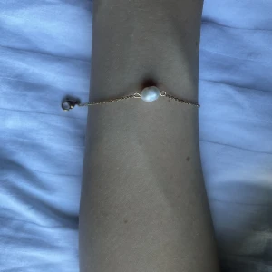 Armband från Edblad  - Säljer detta super snygga pärl armbandet från Edblad i guld. Nypris 300kr