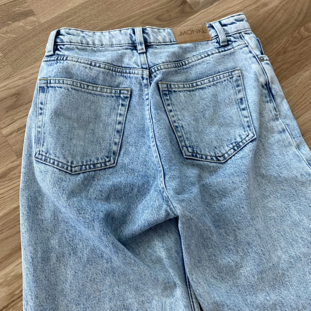 Jeans med mid Rise och sitter fint på kroppen🥰skriv för fler bilder. Jeans & Byxor.