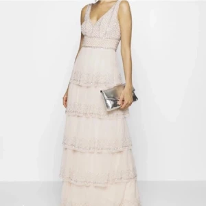 Drömmig balklänning med volanger - Intressekoll, så otroligt och elegant volangklänning från Lace & Beads som passar till fest/bal❤️Köparen står för frakt💕 