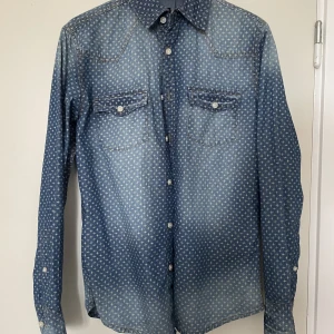 Herrskjorta  - Herrskjorta i fint skick. Passar även dam för en oversized look. 