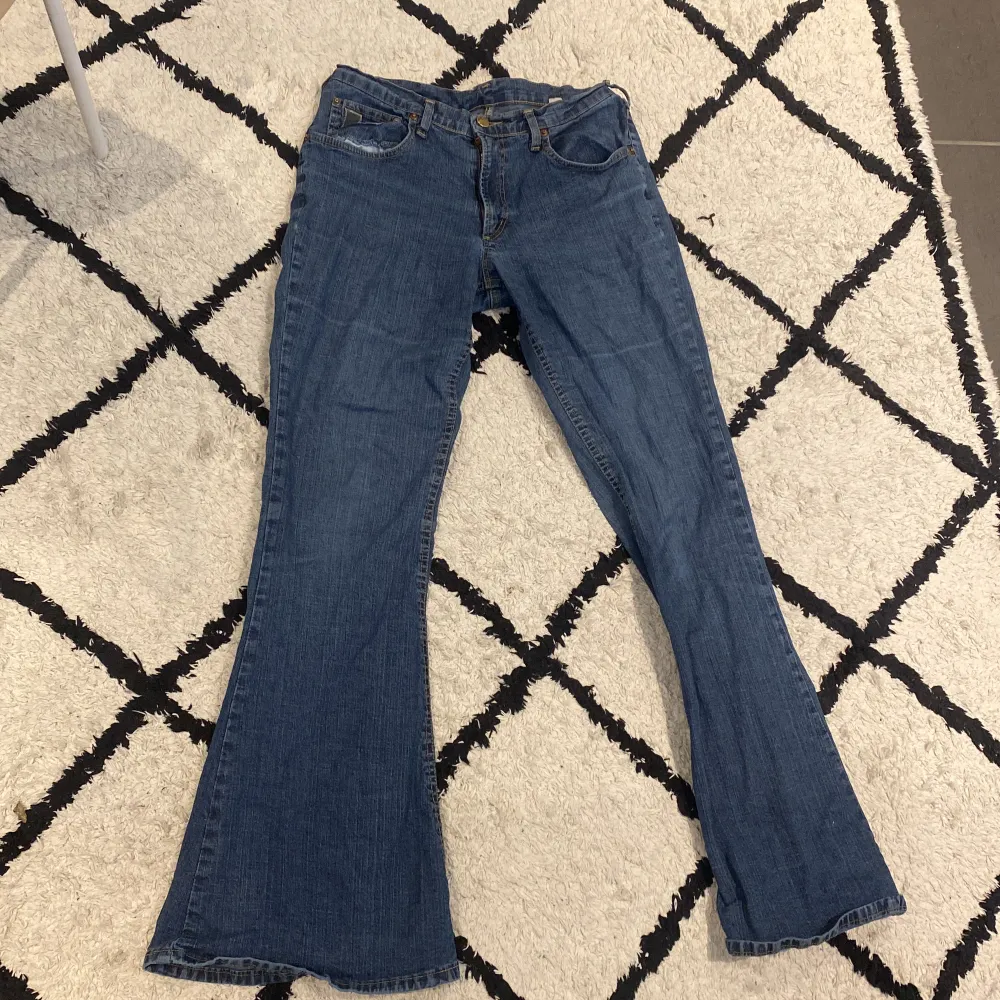 Lågmidjade bootcut jeans som inte passar på mig så därför kommer jag inte kunna visa hur dem sitter på❤️ pris kan diskuteras och jag kan även möta dem om det önskas❤️. Jeans & Byxor.