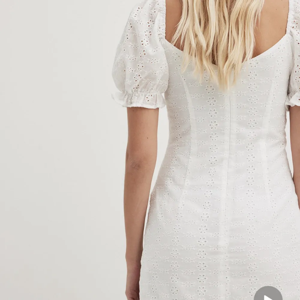 Säljer denna oanvända vita klänning! Perfekt till student/skolavslutning😍 sista bilden är egen och de två första är från nakd hemsida💘jag är 168 cm Nypris 500kr. Klänningar.