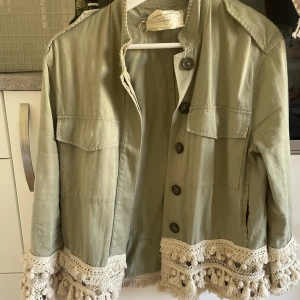 Vårjacka  - Jacka ifrån Zara! Bra skick!! Står ingen strl men skulle säga XS-S! 