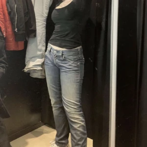 Jeans  - Jättefina lågmidjade jeans från Replay i en straight modell i bra skick. Storleken är 30 i midjan och 30 i längden, passar jättebra på mig som är en xs/s i jeans. Pris kan diskuteras💗💗💗Nypris: ca 1500kr