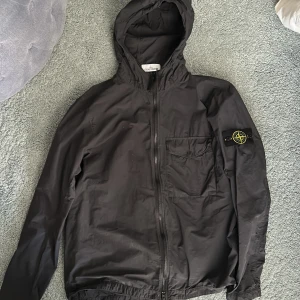 Stone Island jacket  - Denna jackan köpes för ett tag sen men har bara används få gånger pga storleken. Den är XL och är i väldigt  bra skick. Den är inte jätte stor för att vara XL.
