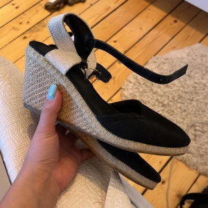Klackar - Svarta klackar med kilklack, ganska använda men går att slänga in i tvättmaskinen så blir de väldigt fina igen. Inga skador på skorna bortsett från smuts på undersidan 