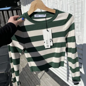 Zara topp - Helt oanvänd topp från zara. Nypris: 229kr. Mitt pris: 150kr🤩Vid fler bilder eller frågor, tveka inte med att skriva🥰🤍
