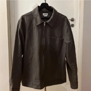 Weekday skjortjacka - En snygg jacka från weekday. Inga defekter alls. Är L men passar M också!