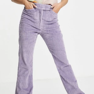 Lila manchesterbyxor & Other stories - Jättesköna manchesterbyxor i ljuslila Midrise med utsvängda ben