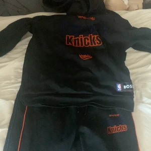 Hugo boss x NBA tracksuit - Detta är en Hugo boss x NBA Knicks tracksuit säljer denna för jag behöver pengar akut! Värde 3200kr kvitto finns
