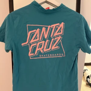 Santa Cruz t-shirt - Fint skick! Köpt Second hand. Ganska liten i Storleken