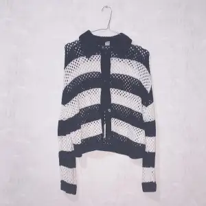 Randig vit och svart stickad tröja från H&M