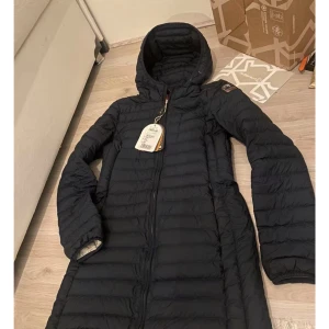 Para Jumper - Kollar intresset på min parajumper irene som har 2 skönhetsfel varav 1 hål så lite dun har åkt ut därav säljes den billigt, kom med prisförslag, inga skambud.  Nypris 5859kr  Lånad bild 