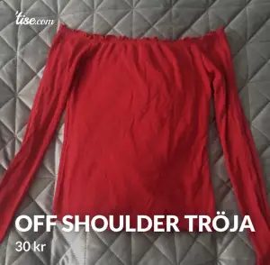 Röd offshoulder tröja Märke: Hollister Storlek M men passar troligen även storlek S