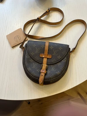 Lv chantilly pm - Säljes en lv väska som är köpt på the Brown paperbag!