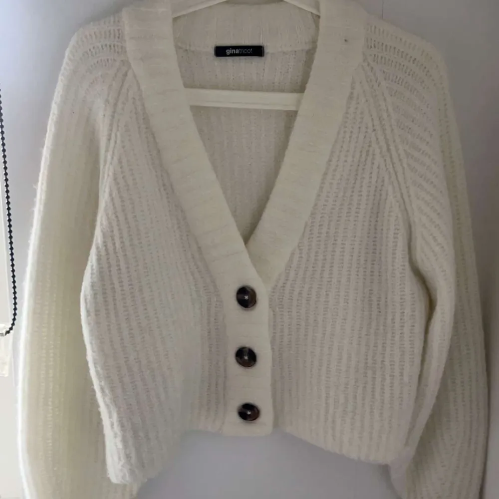 Säljer denna mysiga tröja ifrån Gina tricot i storlek xs, den är i bra skick🫶🏼 klicka gärna på köp nu om du vill köpa . Tröjor & Koftor.