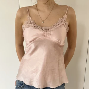 Satinlinne  - ❤️ Onsdag 19/04 släpps denna topp på vår hemsida som finns länkad i vår instagram profil; utvaltuf. Följ oss gärna på ig för att hålla dig uppdaterad! ❤️