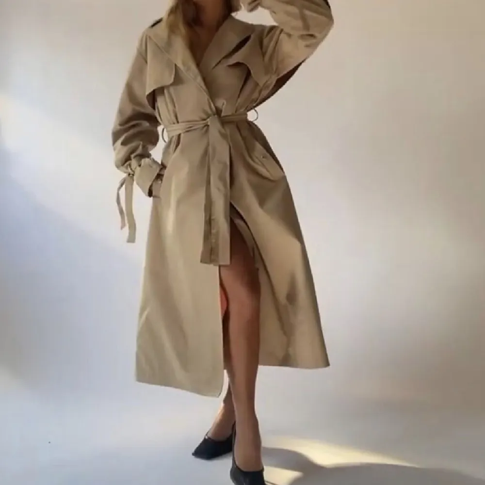 Jättesnygg kappa / trenchcoat från Hanna Schönberg X Nakd, storlek 36 💛💛Endast använd två gånger, nypris 1100kr . Jackor.