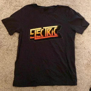 T-shirt från Gina  - Simpel snygg t-shirt från Gina med tryck 