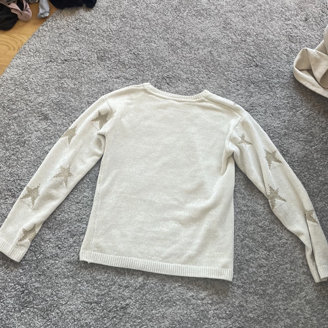 Tjocktröja med stjärnor på. - 90
