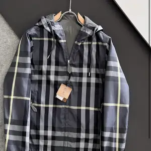 Hej säljer min burberry regn jacka, den gå att vända ut och in och är en sällsynt jacka, säljer den för att jag inte har någon användning av den, fick den i present.